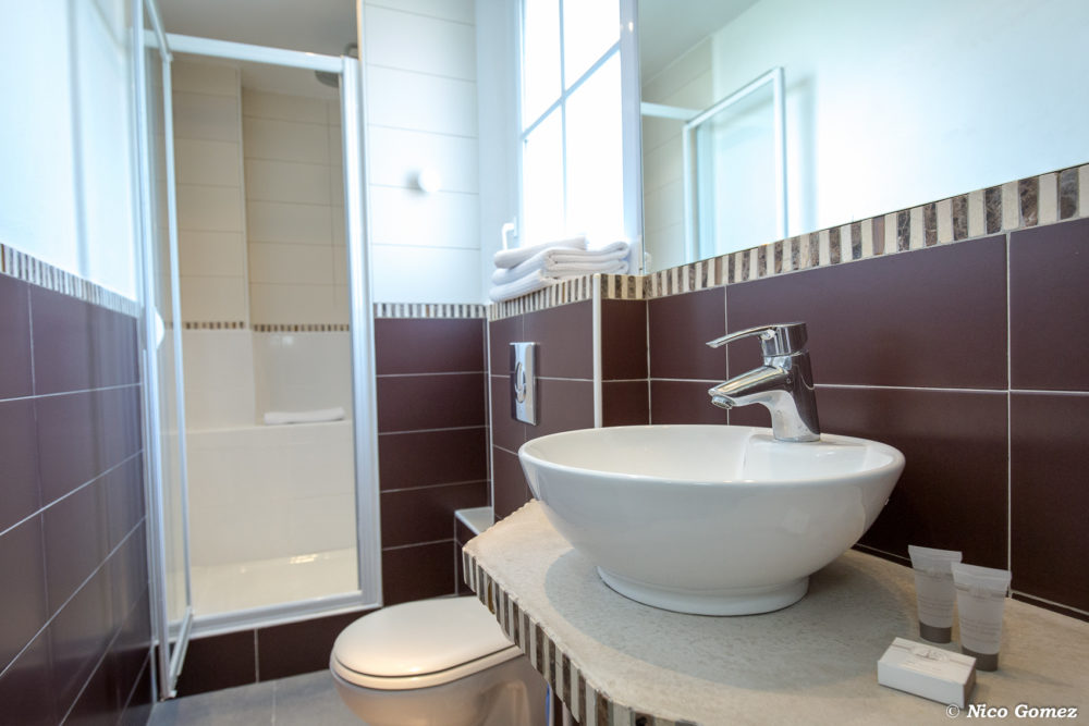 Salle de bain hôtel le thimothée saint raphaël